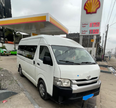 TOYOTA HIACE 15 PLACES